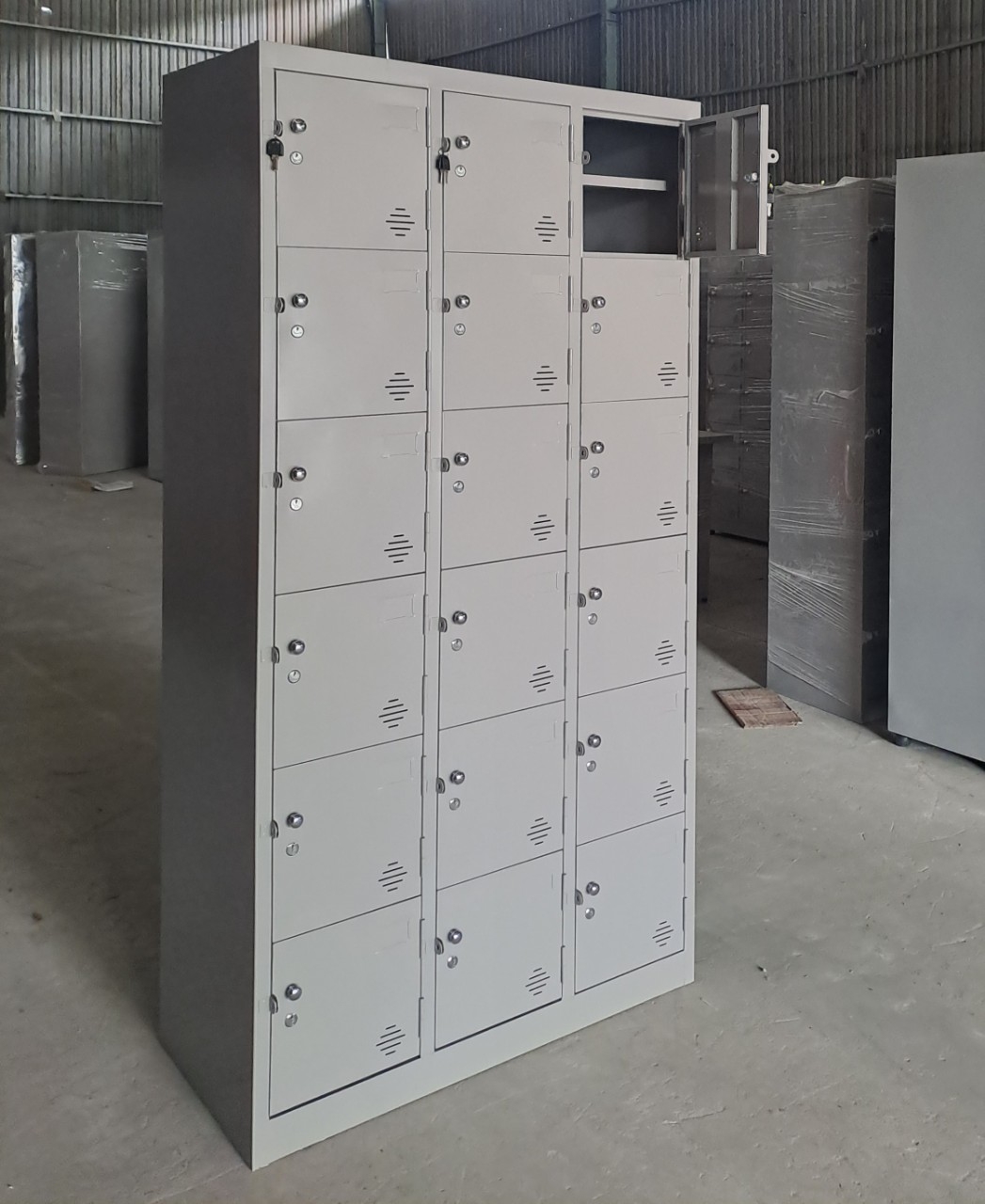 Tủ sắt locker 18 cánh