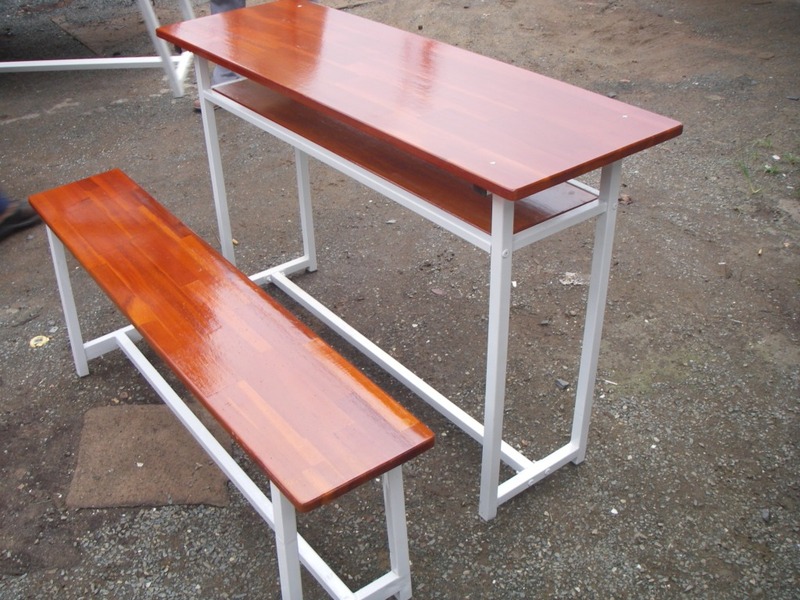 Bàn học sinh có tựa lưng hay không tốt hơn?