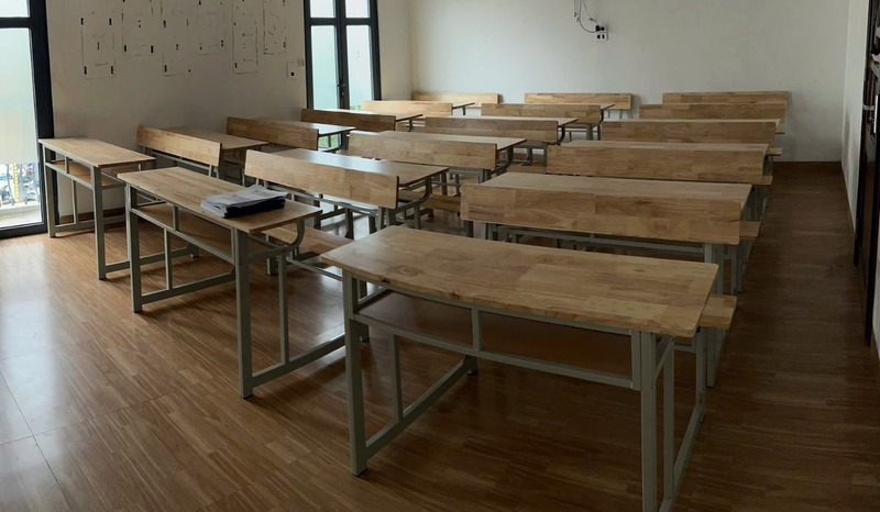 Nên mua bàn học sinh có tựa lưng hay không?