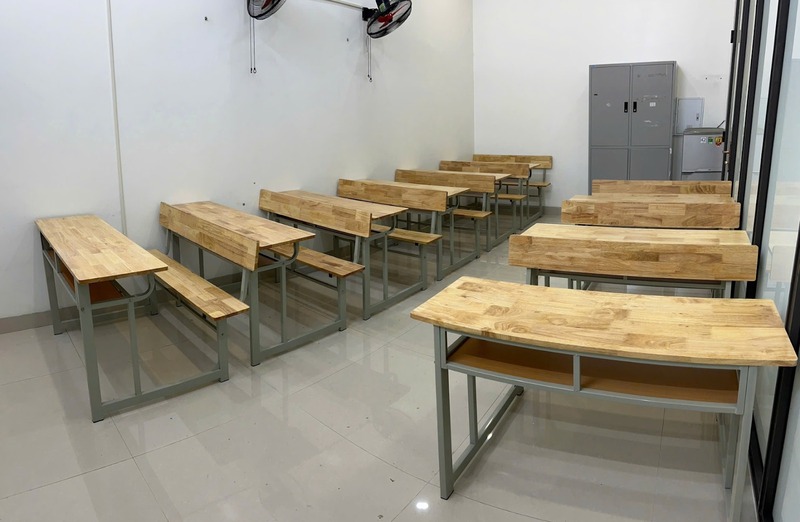 Nên chọn bàn ghế học sinh gỗ MDF hay gỗ cao su?